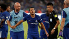 Pedro (29) es asistido por los m�dicos del Chelsea