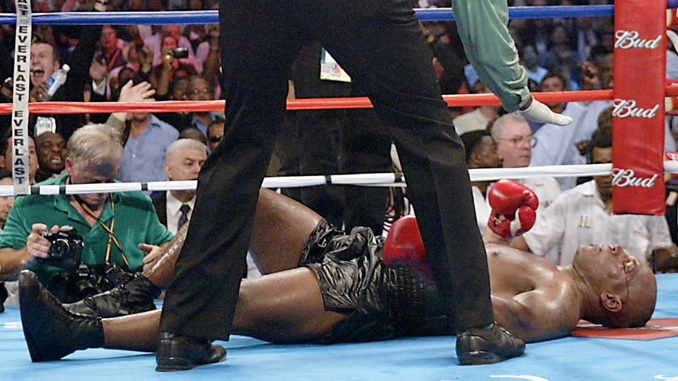 Mike Tyson en el suelo durante su pelea contra Lennox Lewis