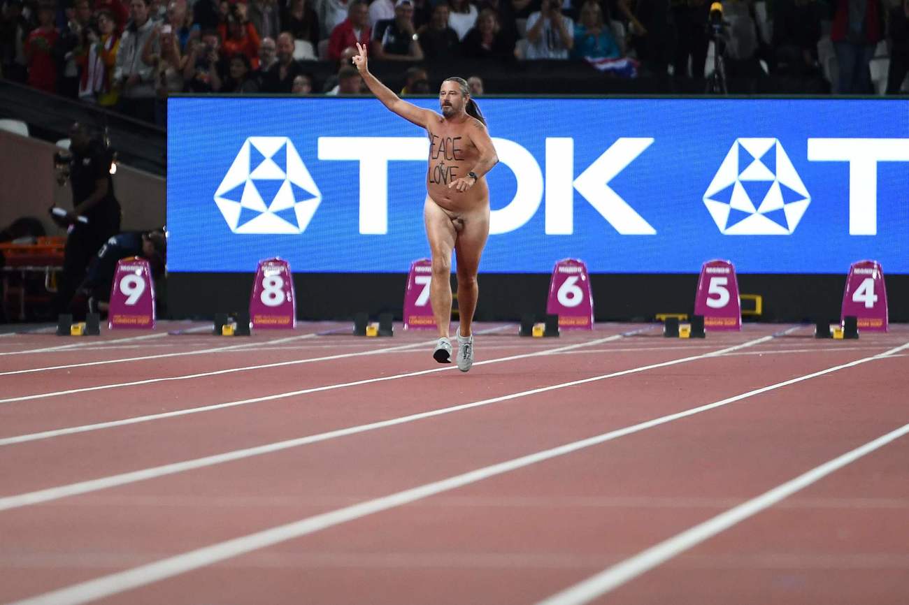 Un escurridizo streaker invadi� la pista completamente desnudo...