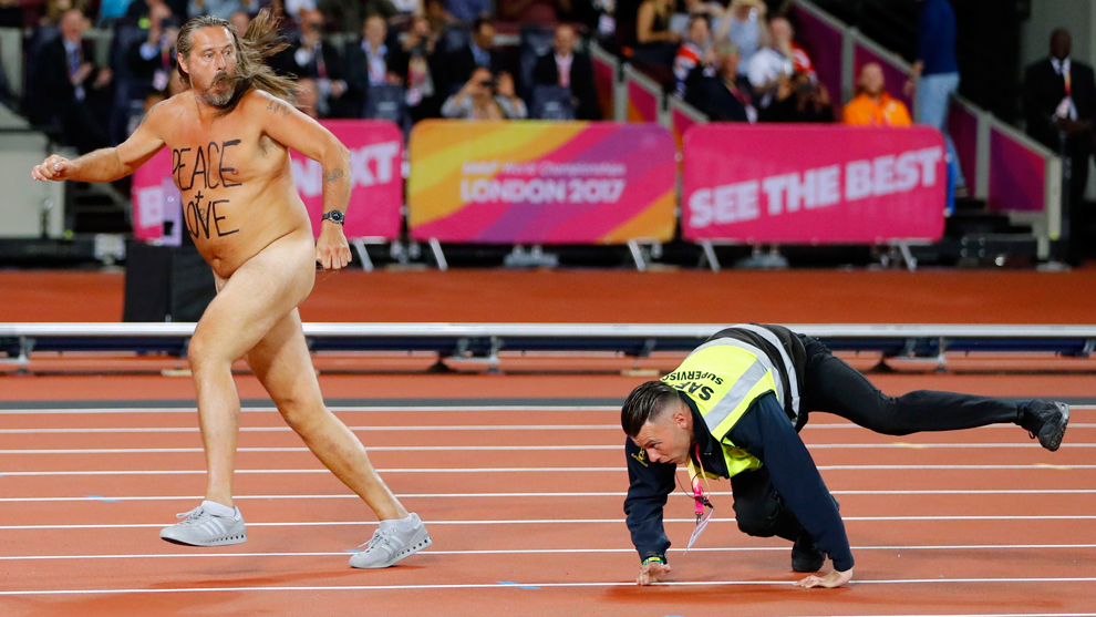 Un escurridizo streaker invadió la pista completamente desnudo...