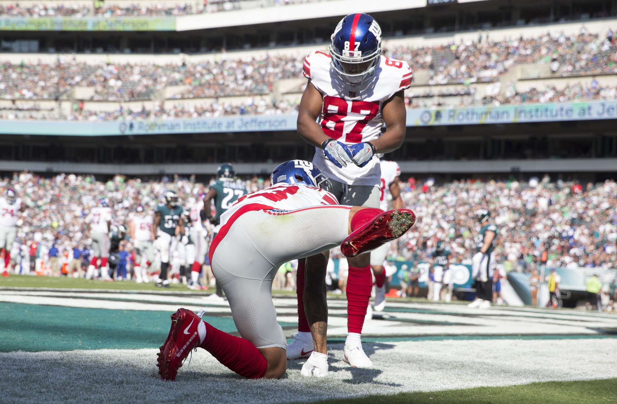 Odell Beckham Jr. meando como un perro tras lograr un touchdown con...