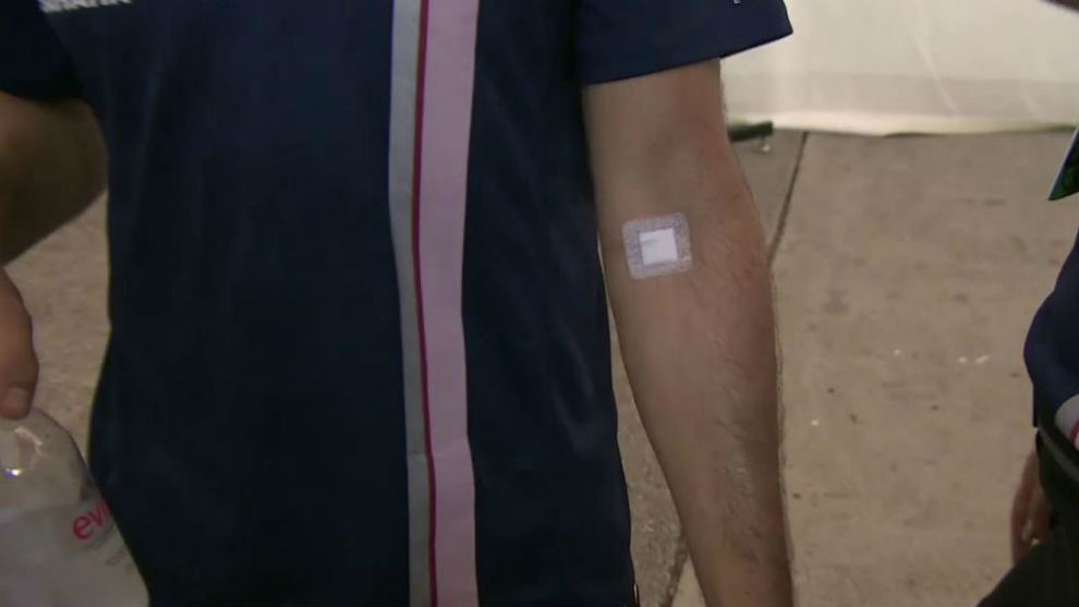 Sergio Pérez, muestra el lugar donde le han inyectado suero por...