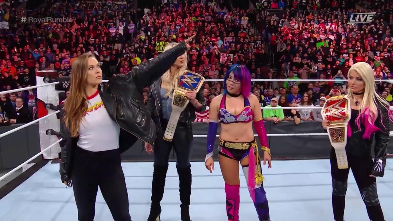 Ronda Rousey debutando en la WWE y apuntando directamente al...