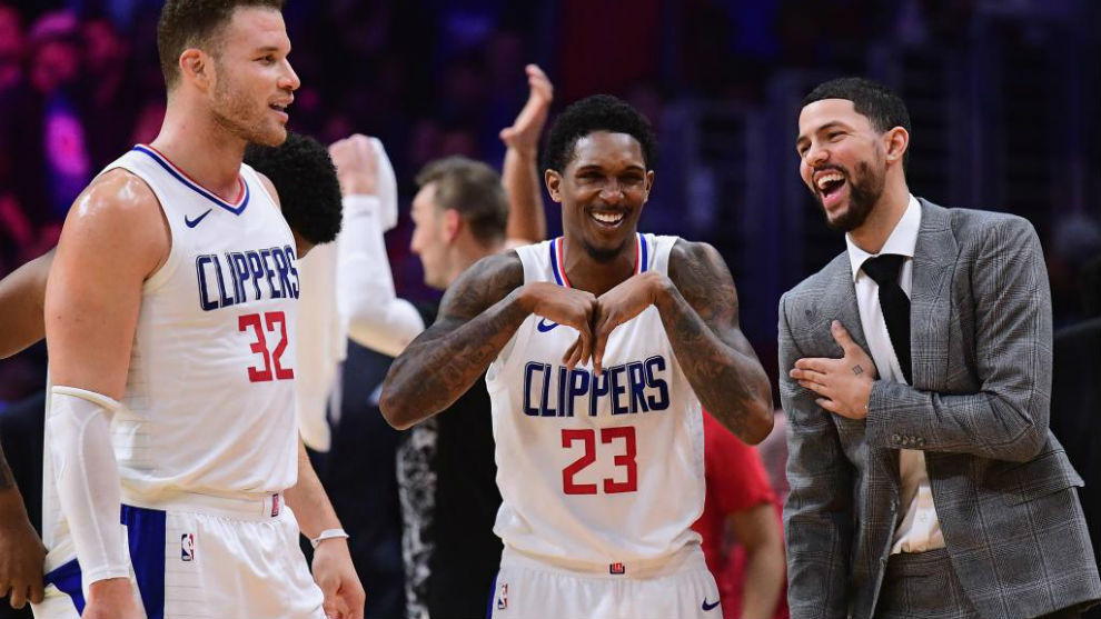 Lou Williams celebra una canasta con sus compañeros Blake Griffin y...