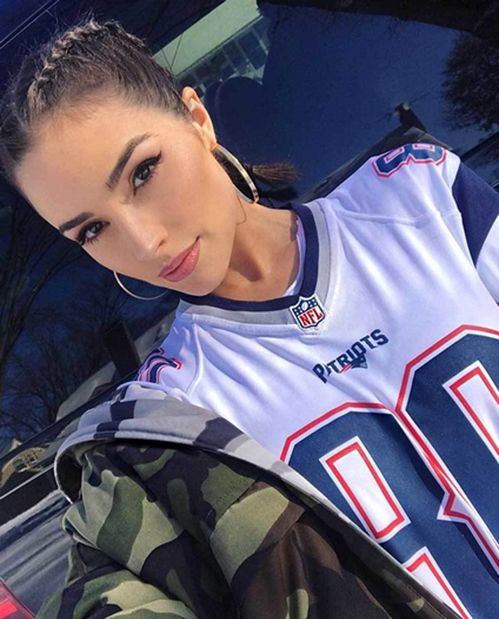 Olivia Culpo vestida de los Patriots para animar a Tony Amendola en la...