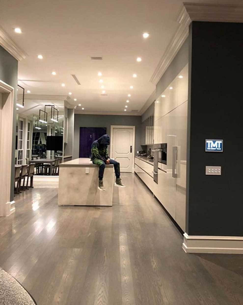Floyd Mayweather vacila a sus seguidores desde la cocina de su casa