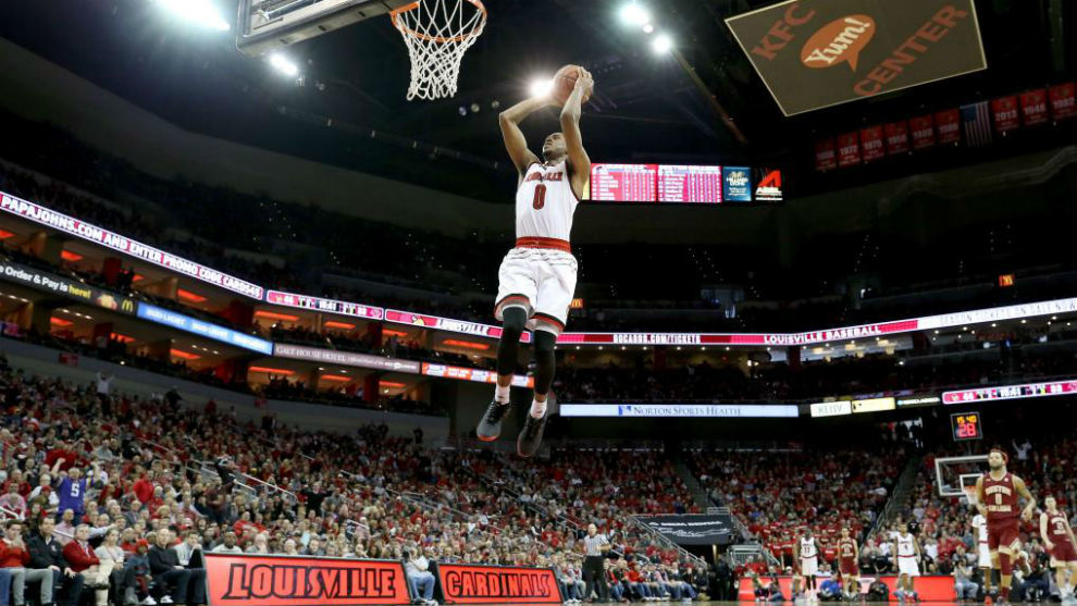 Un jugador de la Universidad de Louisville se dispone a hacer un mate.