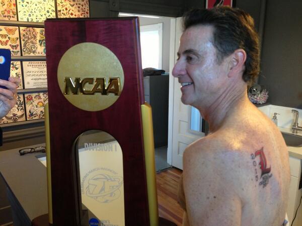 Rick Pitino mostrando orgulloso el tatuaje del t�tulo de Louisville...