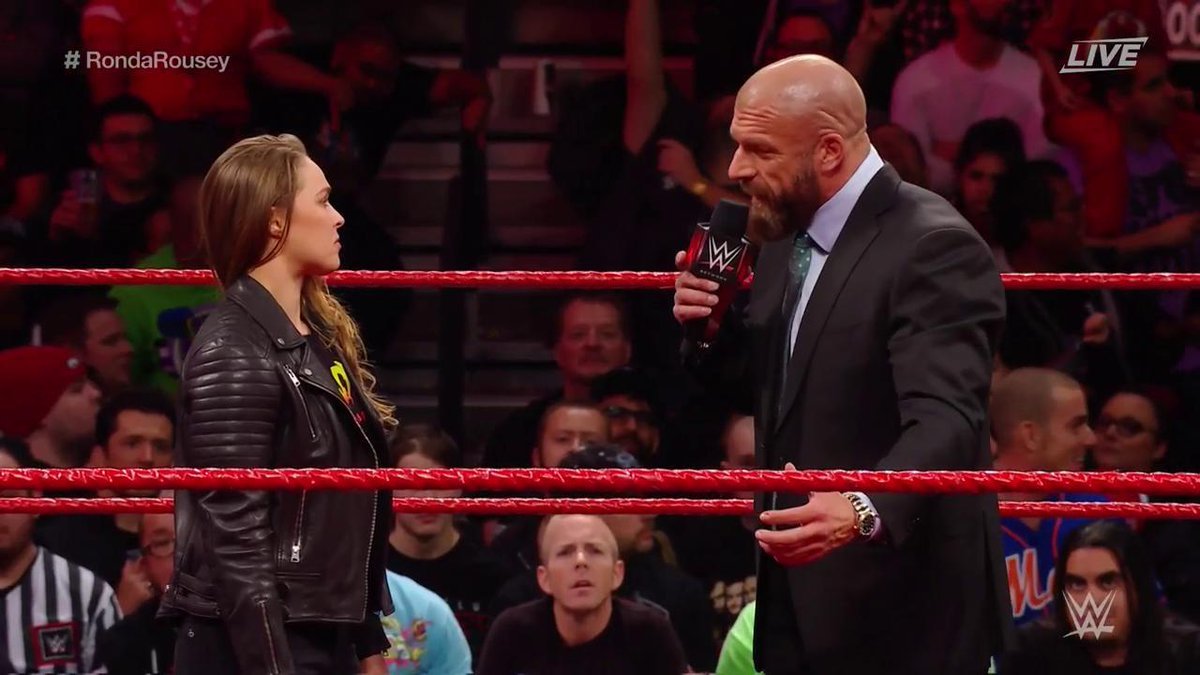 Ronday Rousey con Triple H durante su firma con la WWE