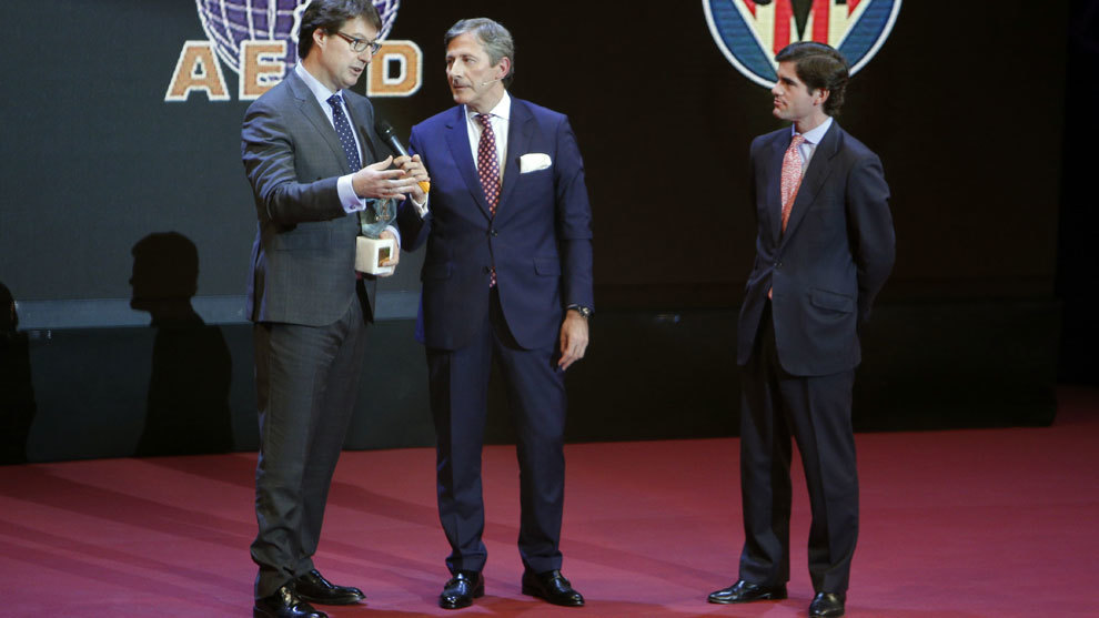 Carlos Carpio, subdirector de MARCA, recibe el galard�n por los 80 a�os del diario.