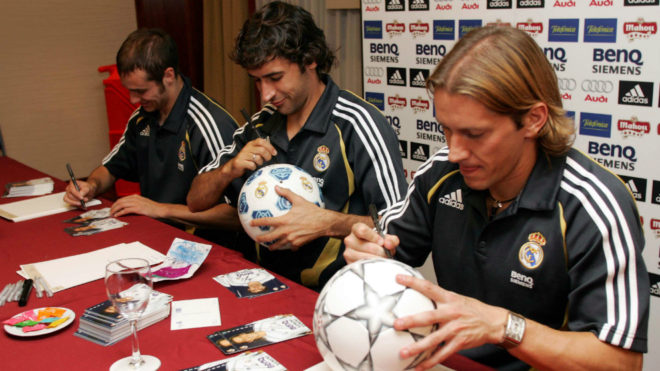 Helguera, Ra�l y Salgado firman aut�grafos en una concentraci�n del Real Madrid en la temporada 2007-08