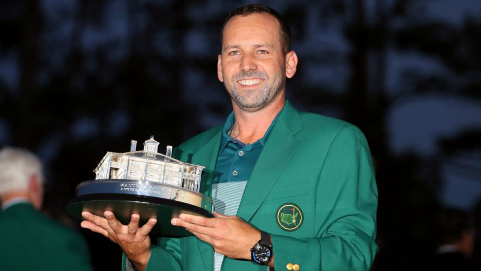 Sergio Garc�a, con la chaqueta verde y el trofeo de campe�n del Masters.