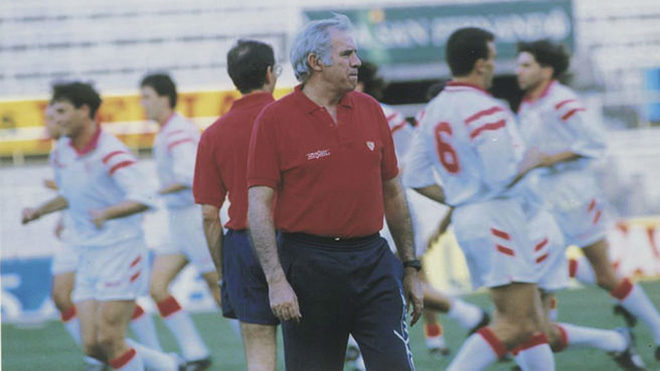 Luis Aragon�s, dirigiendo un entrenamiento del Sevilla.