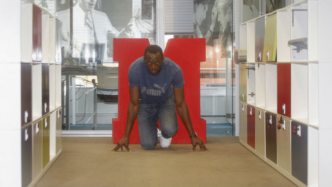 Usain Bolt posa en la redacci�n de MARCA durante una visita