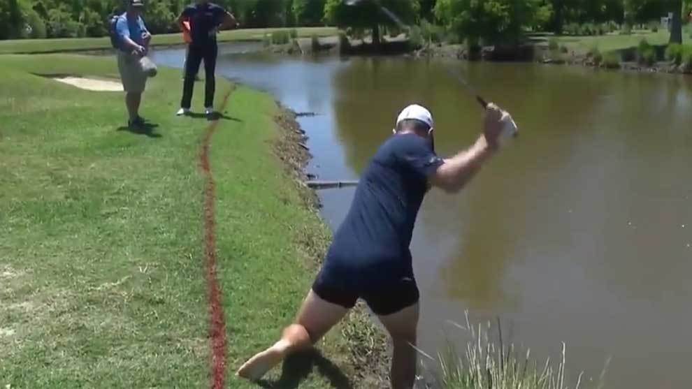 Justin Rose golpeando a la bola en calzoncillos en el TPC Louisiana