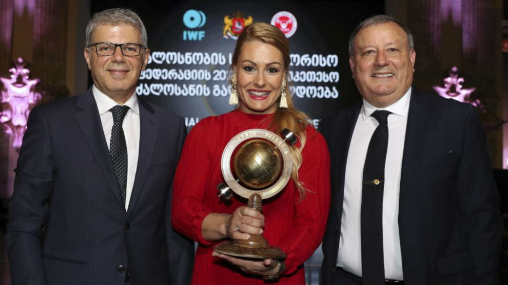 Lydia Valent�n posa con el premio junto al presidente de la...