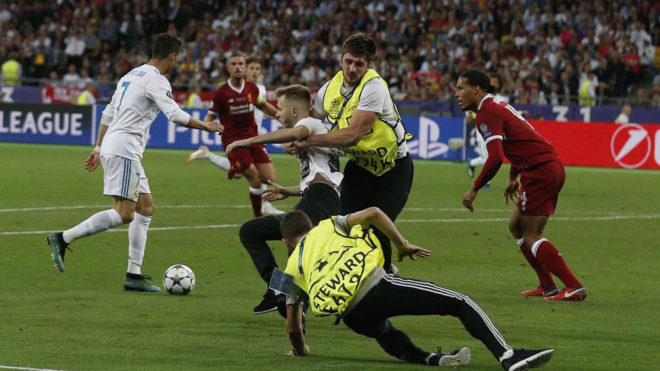 Un espont�neo cort� la �ltima jugada y encendi� a un Cristiano que buscaba su gol