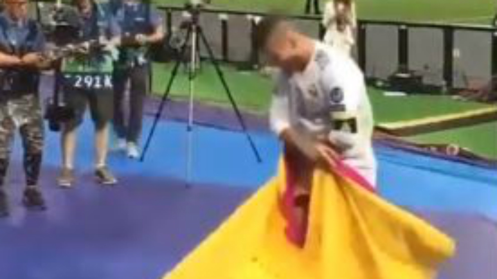 Un cl�sico: los capotazos de Ramos vitoreados por la afici�n madridista