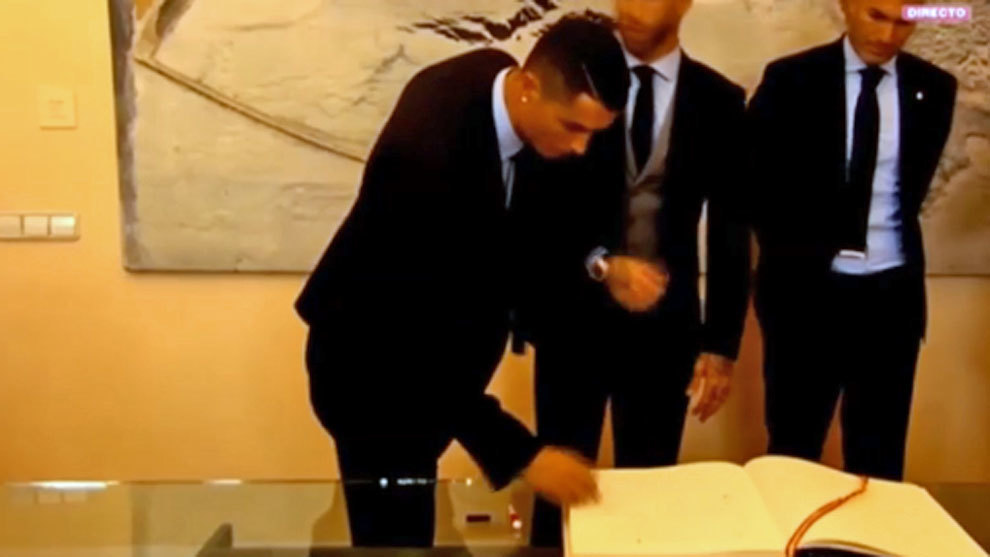 La peculiar firma express de Cristiano en el libro de honor de la Comunidad: �despiste o dejadez?