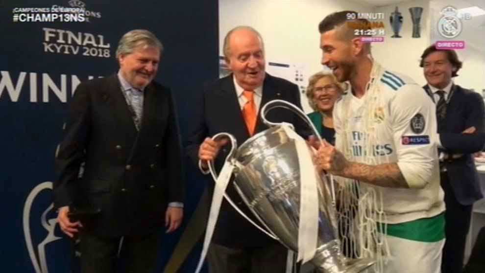 El Rey Juan Carlos volvi� a ser talism�n para el Madrid... �y baj� al vestuario a celebrar!