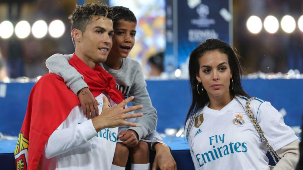 Cristiano posa con su hijo y su pareja tras conquistar la Decimotercera