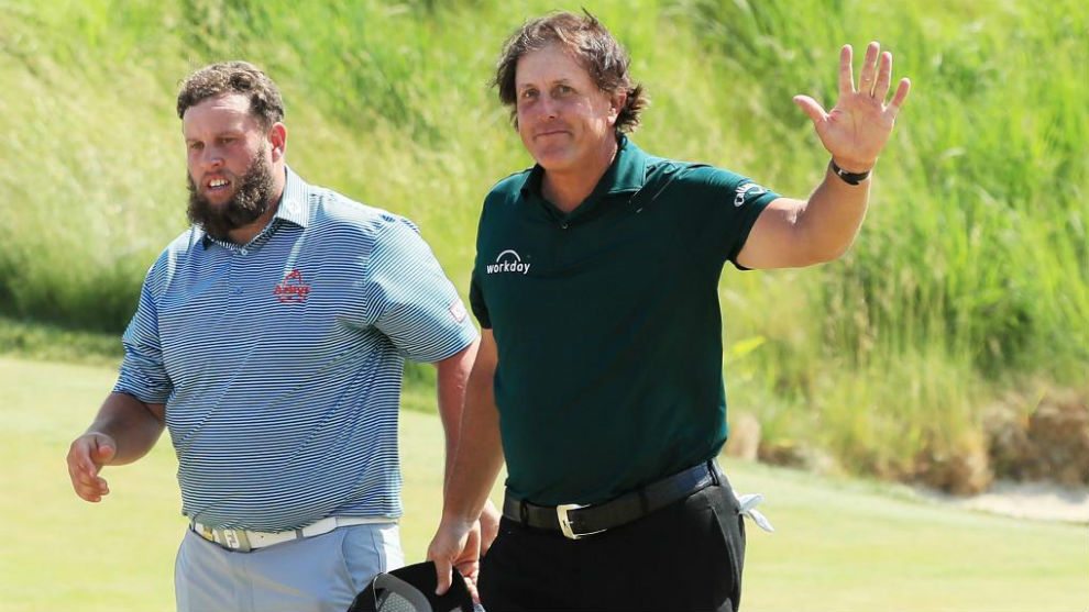 Phil Mickelson y Andrew 'Beef' Johnston al terminar su vuelta hoy.
