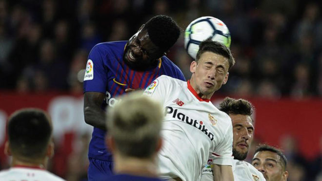 Lenglet y Umtiti pugnan por un bal�n.