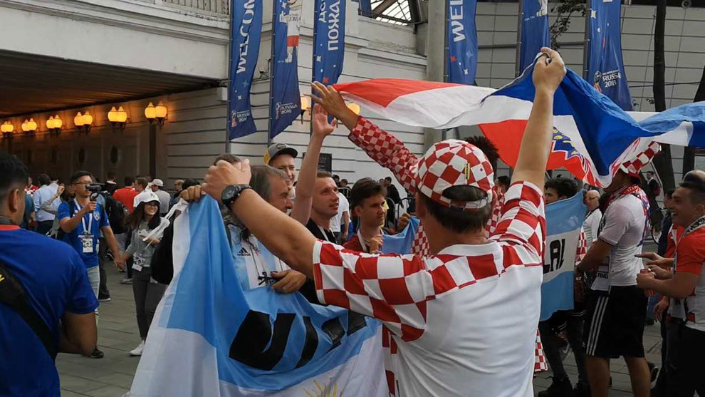 Inglaterra se enfrenta en semifinales a Croacia... �y a los aficionados argentinos!