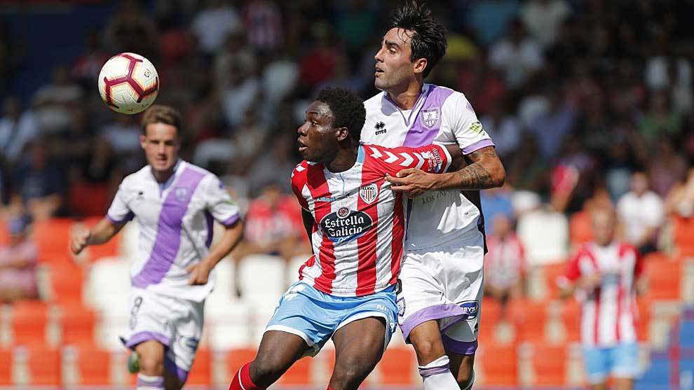Dongou y Escassi disputan un bal�n durante el partido en el Anxo...