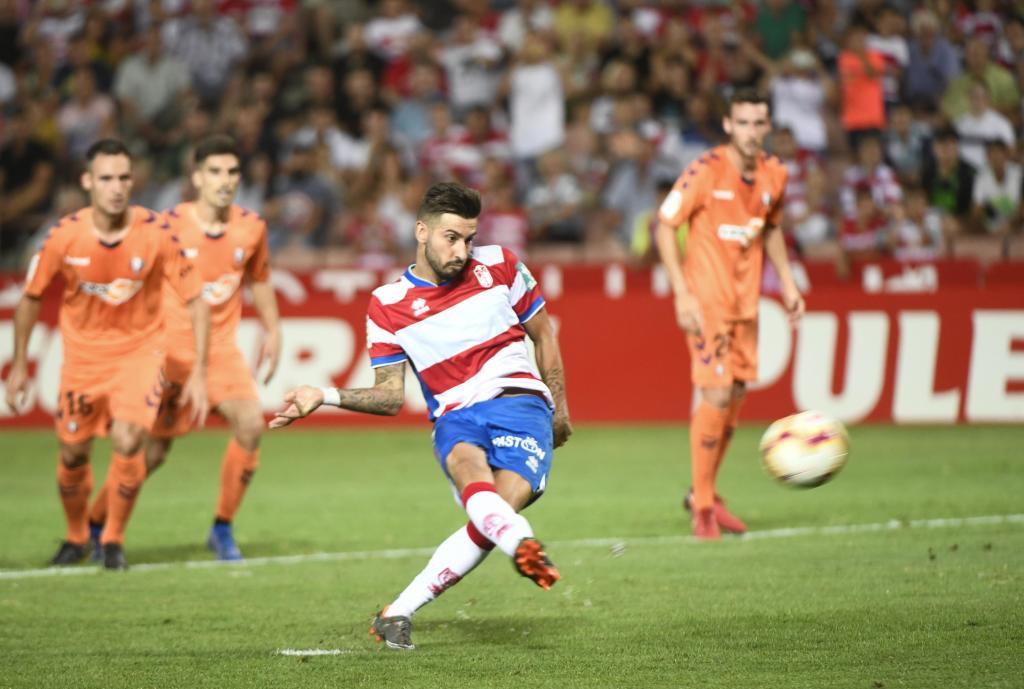 Vadillo, en el momento de lanzar el penalti del segundo tanto...