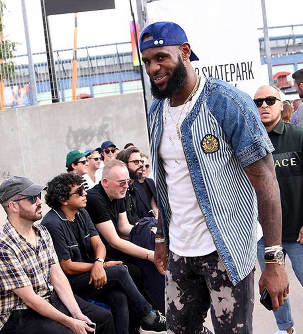 LeBron James (Los Angeles Lakers) le puso altura al desfile de John...