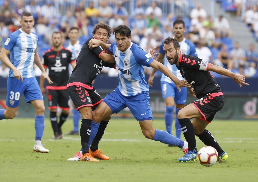 Blanco Leschuk controla el bal�n entre Milla y Carlos Ruiz