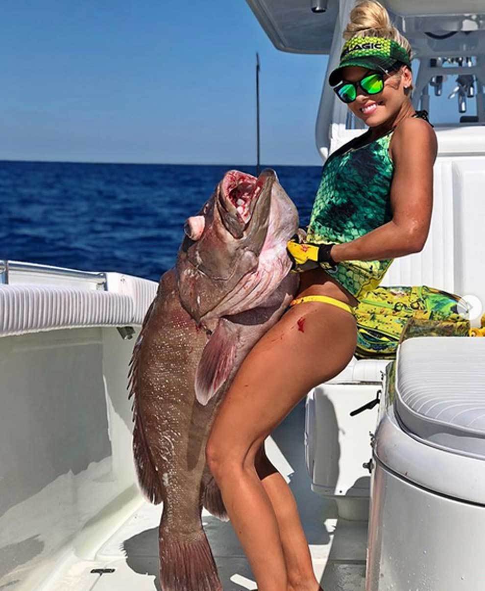 Michelle Dalton es la Reina Pescadora de la pesca deportiva en bikini....