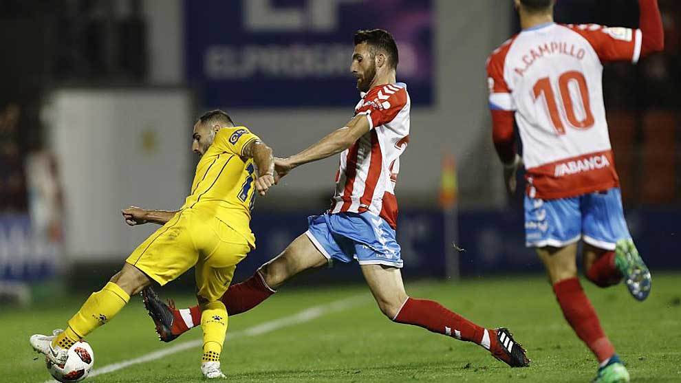 Nono intenta evitar que el bal�n salga por la l�nea de banda ante...