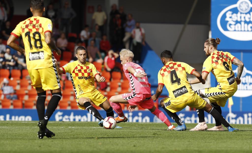 Sergio Gil controla el bal�n rodeado por jugadores del N�stic