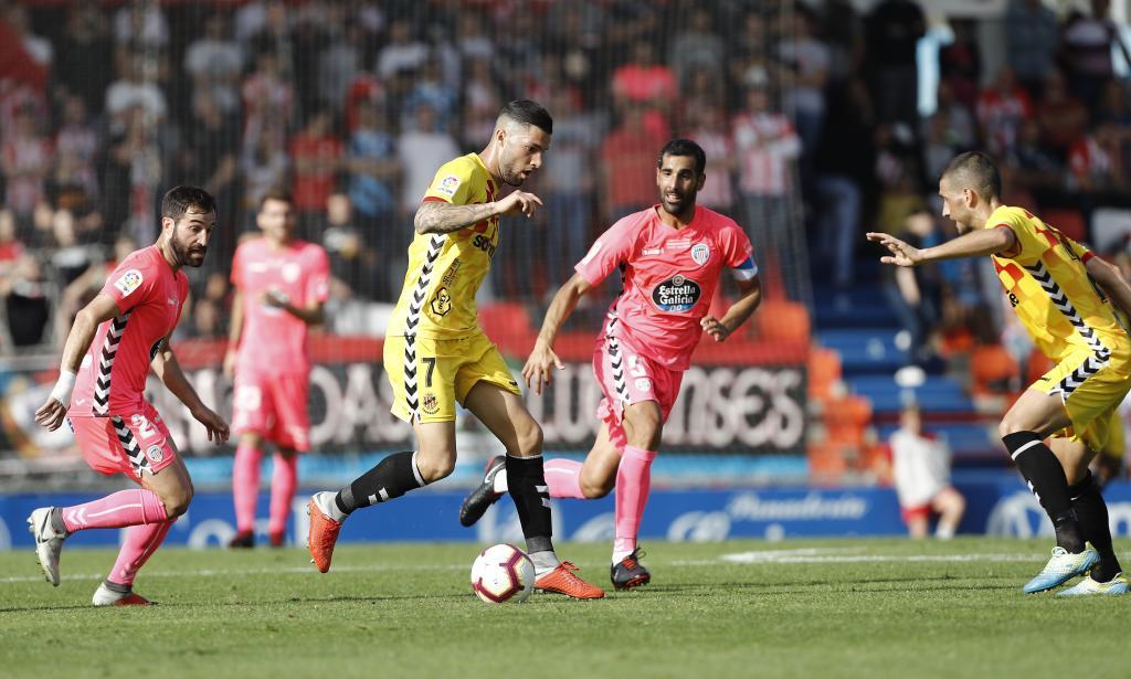 Tete Morente controla el esf�rico en el Anxo Carro