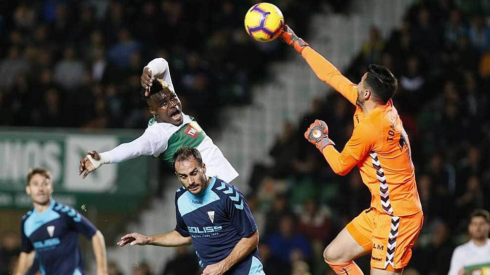 Un acertad�simo Tomeu Nadal sale de pu�os para despejar ante Sory...