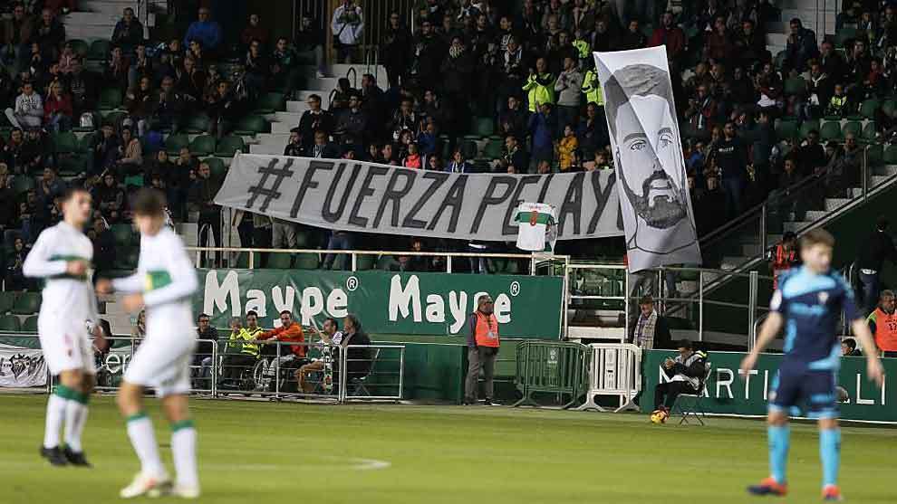 La pancarta que se despleg� en la grada del Mart�nez Valero