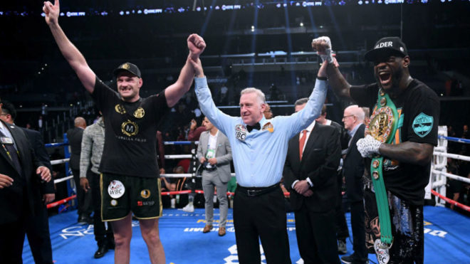 Tyson Fury y Deontay Wilder en el momento de la decisi�n.
