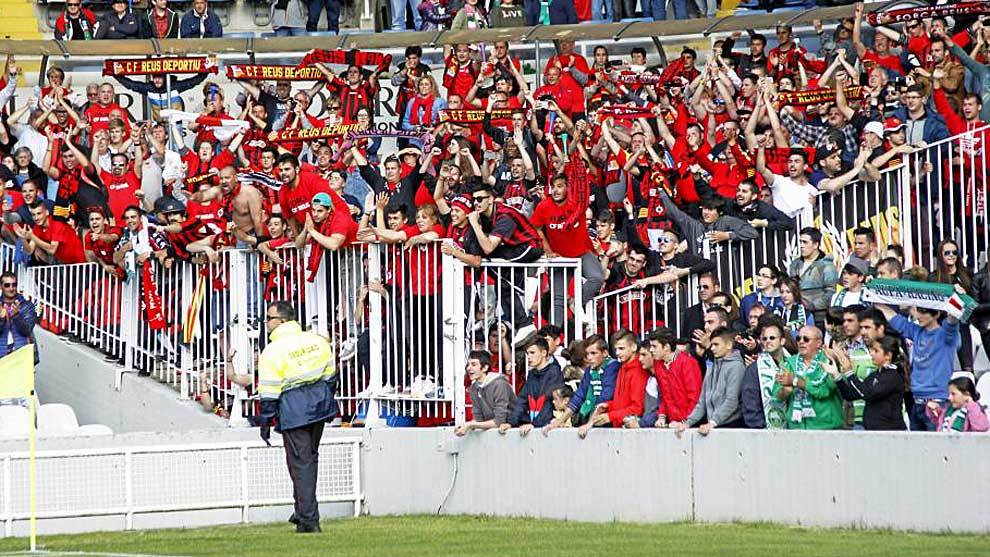 Aficionados del Reus en el partido por el ascenso en El Sardinero hace...