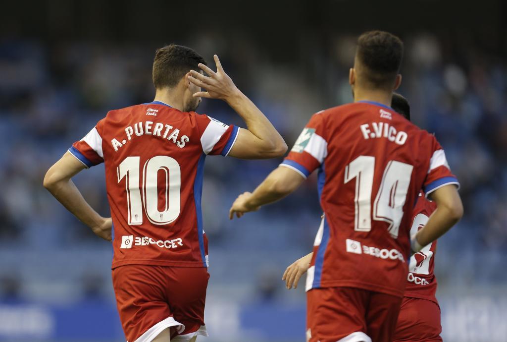 Antonio Puertas celebra el tempranero gol del Granada en el Heliodoro