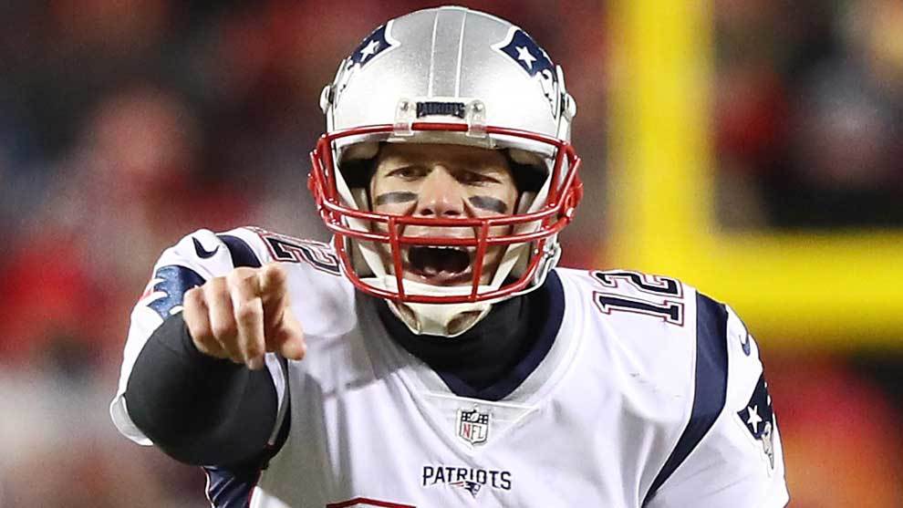 Tom Brady jugando con los Patriots contra los Chiefs para clasificarse...