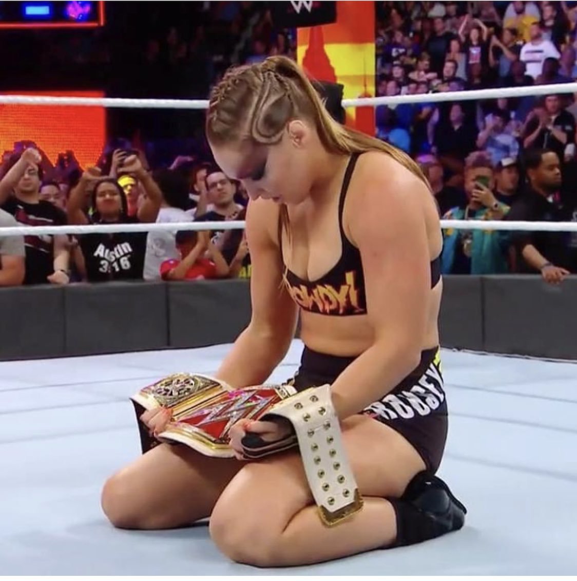 Ronda Rousey con el cintur�n de campeona de la WWE