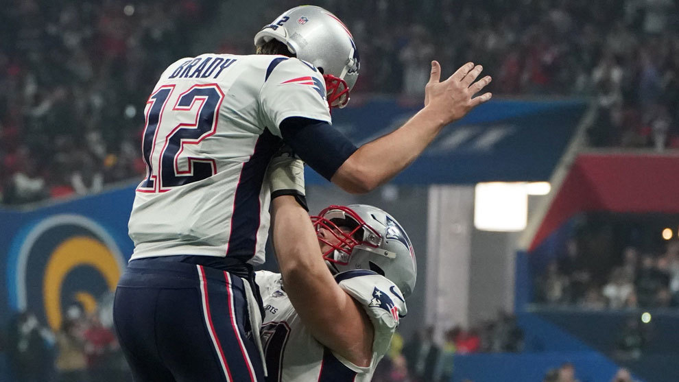 David Andrews levanta a Tom Brady tras finalizar el choque