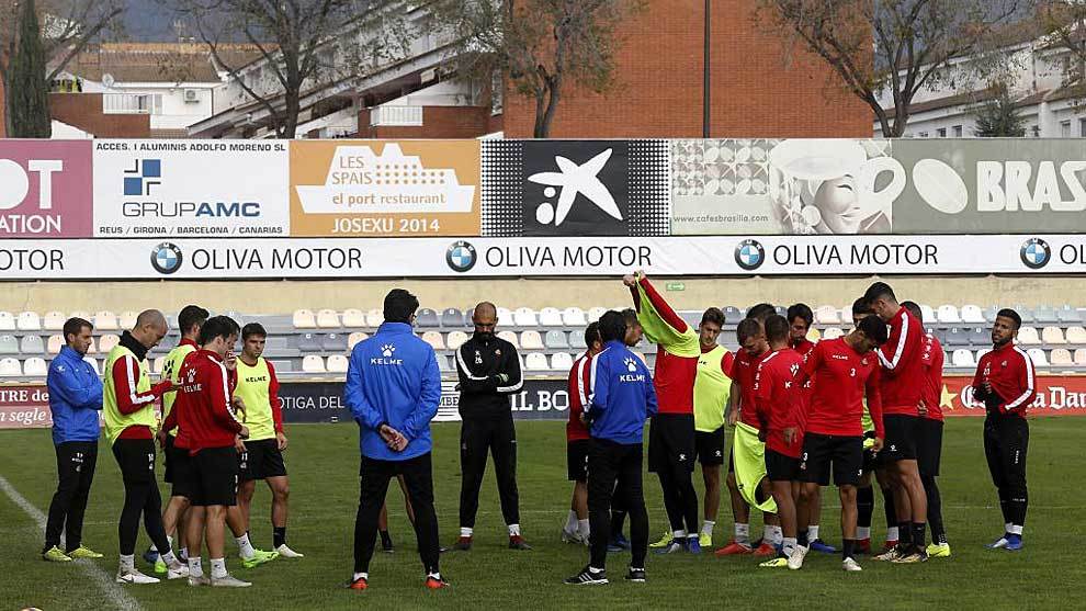 La plantilla del Reus en las instalaciones del club catal�n