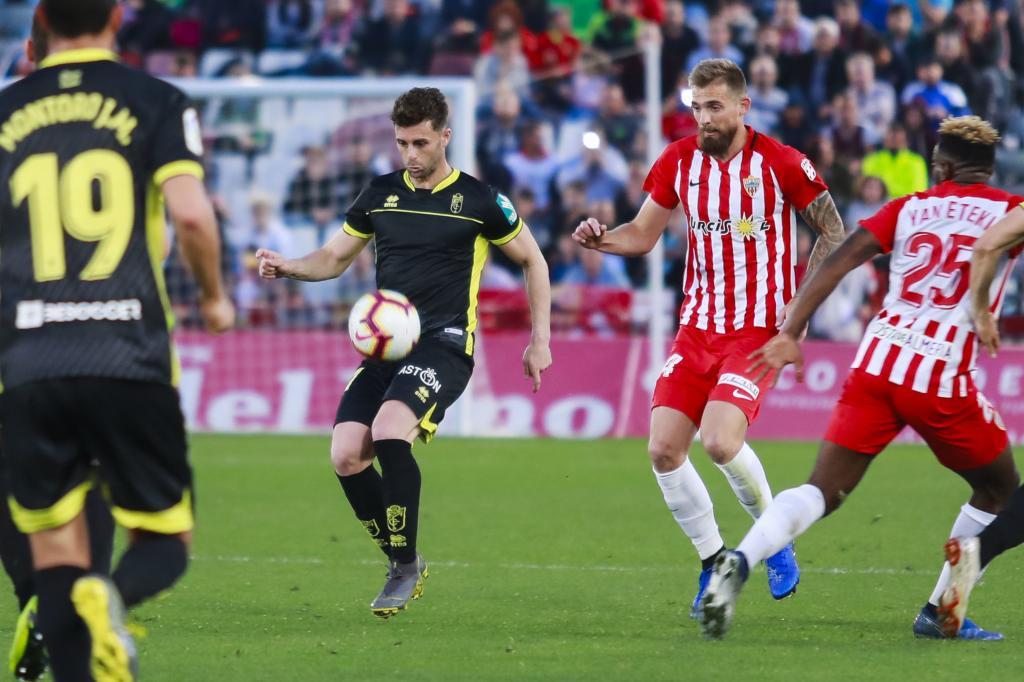 Rodri controla el bal�n ante un atento Saveljich