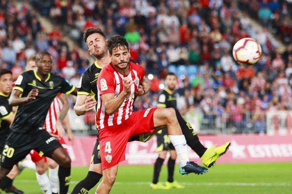 Romera es presionado por un rival en un momento del partido del Juegos...