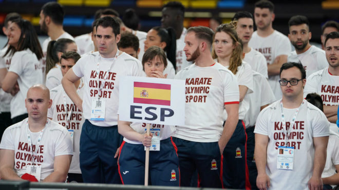 El equipo espa�ol, con el lema 'Karate, deporte ol�mpico' en...