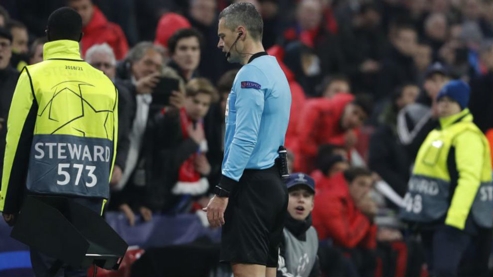 Skomina consulta la pantalla del VAR durante el Ajax-Real Madrid de octavos.