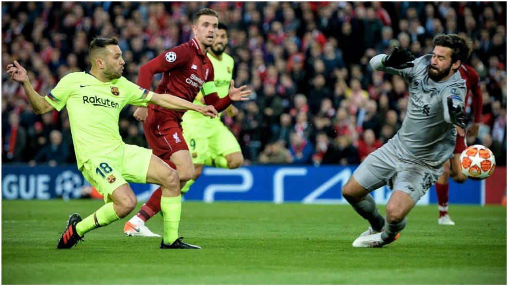 Alisson, en acci�n, contra Jordi Alba.